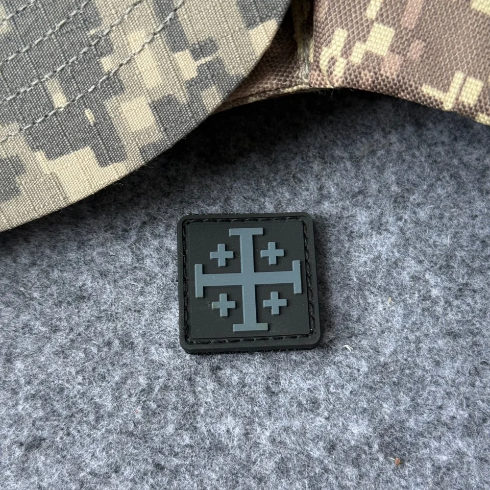 Parche táctico PVC 3D Cruz de Jerusalén – Baja visibilidad con velcro - imagen 5