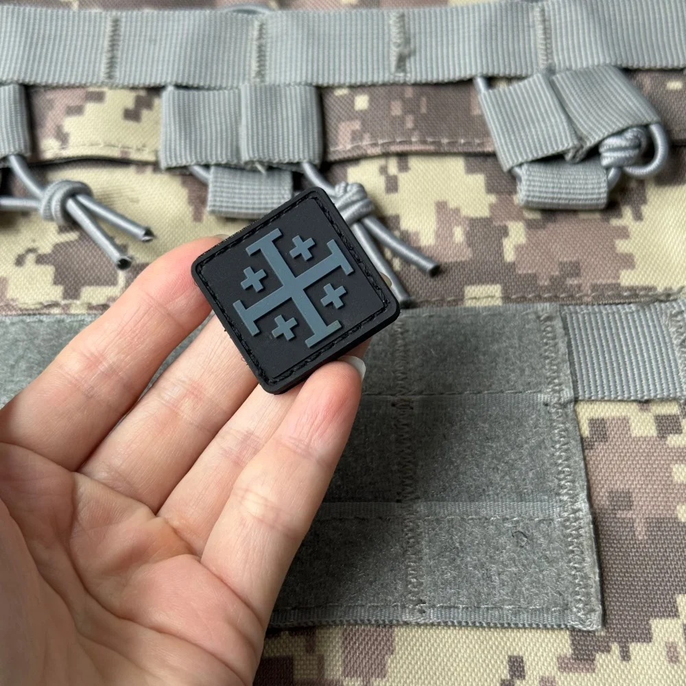 Parche táctico PVC 3D Cruz de Jerusalén – Baja visibilidad con velcro - imagen 2