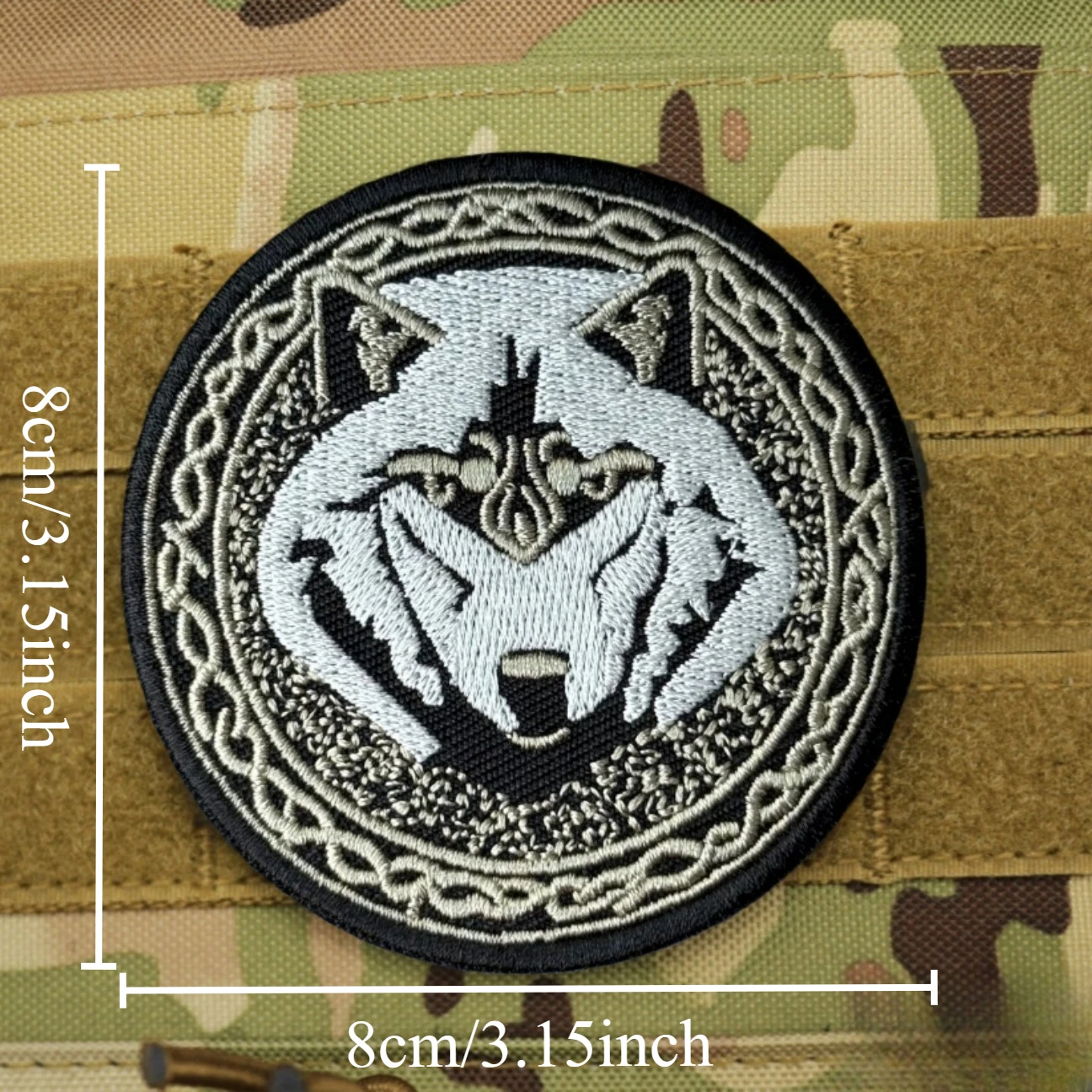 Detalle del diseño bordado del lobo para personalización táctica