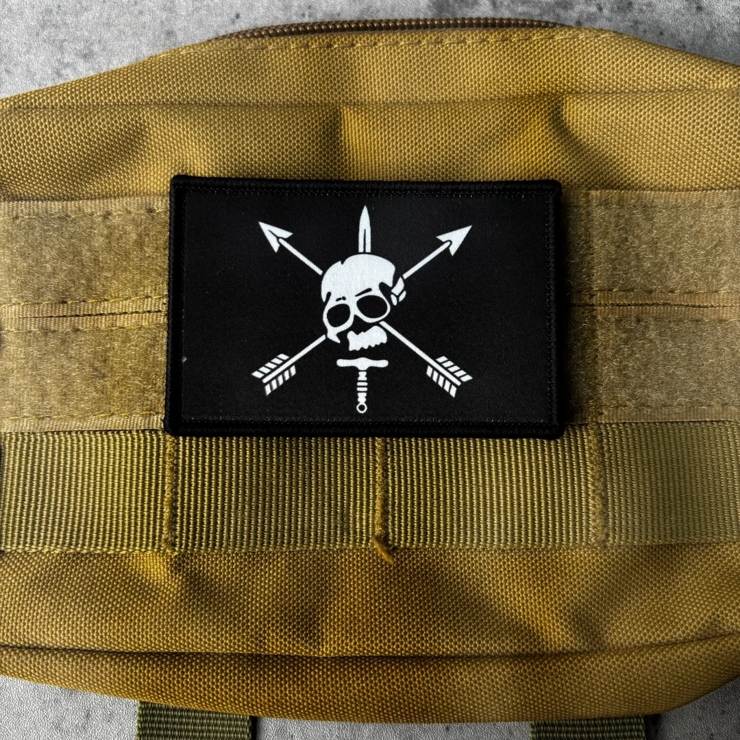 Parche táctico militar calavera y flechas cruzadas con velcro - imagen 4
