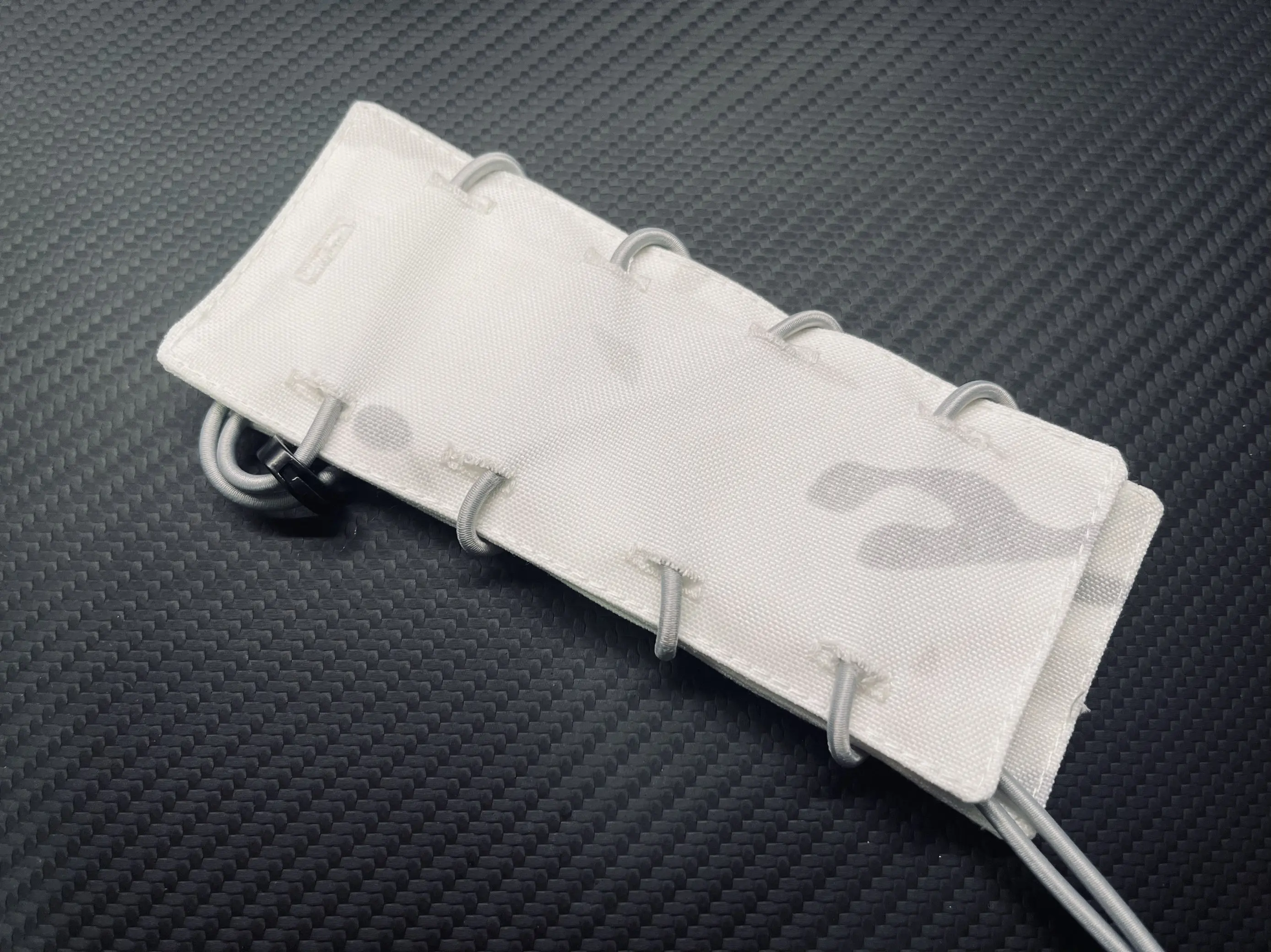 Funda táctica en camuflaje Negro Blanco Contorno AOR1 MCAP