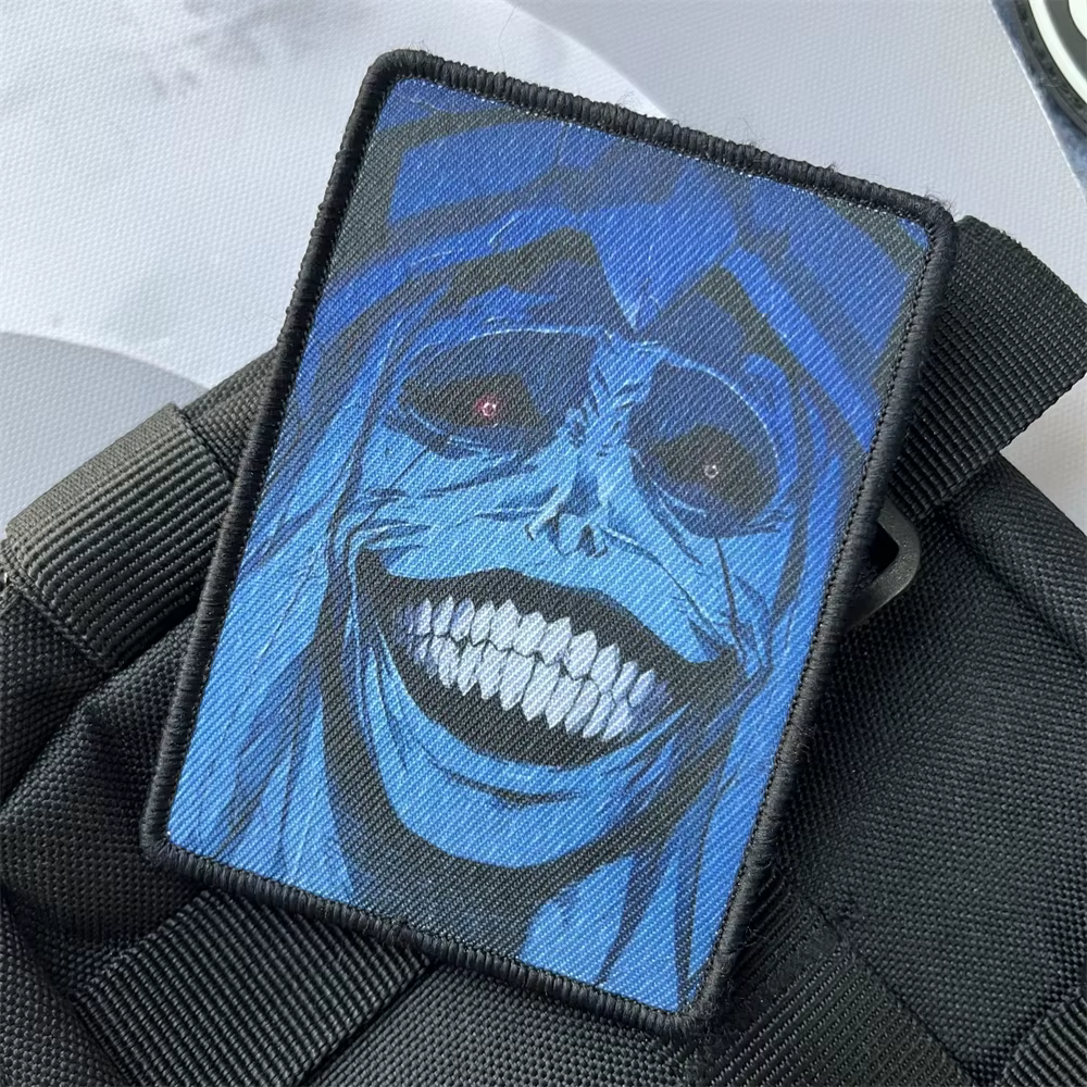 Detalle de parche impreso para mochila y ropa
