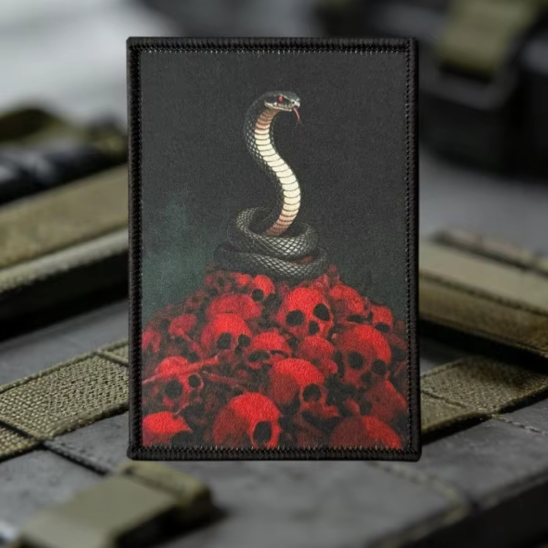 Parche táctico serpiente y calavera roja con gancho y bucle militar - imagen 4