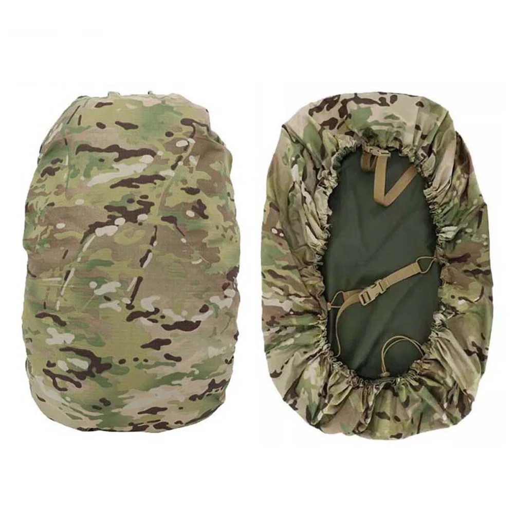 Vista frontal de la funda desplegada sobre una mochila mediana