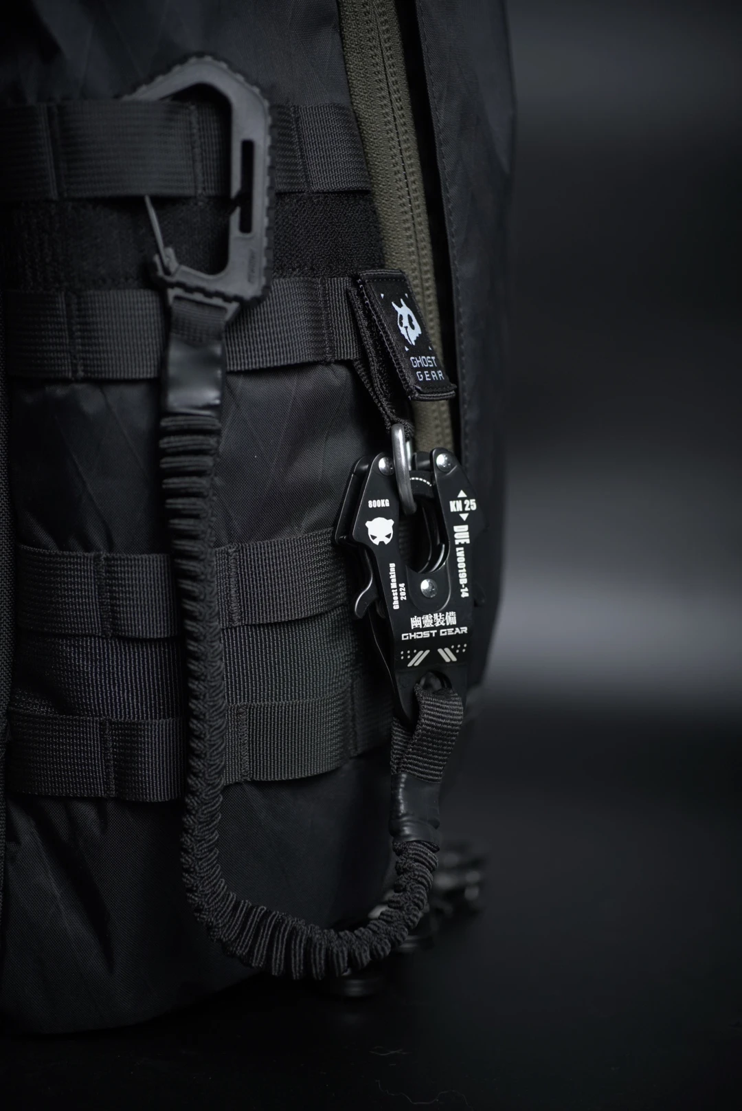 Mochila con hebilla elástica