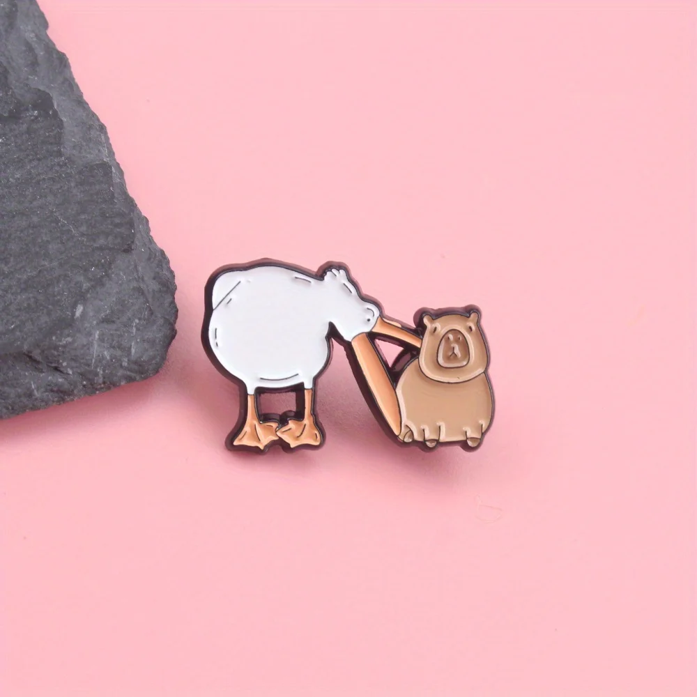 Broche metal capibara con pelícano y conejillo: pin solapa - imagen 4