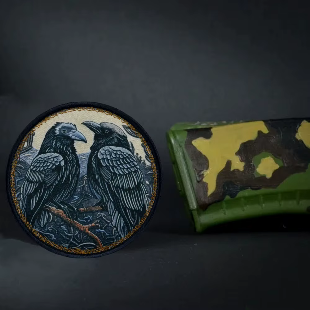 Parche de cuervo de Odin en detalle frontal
