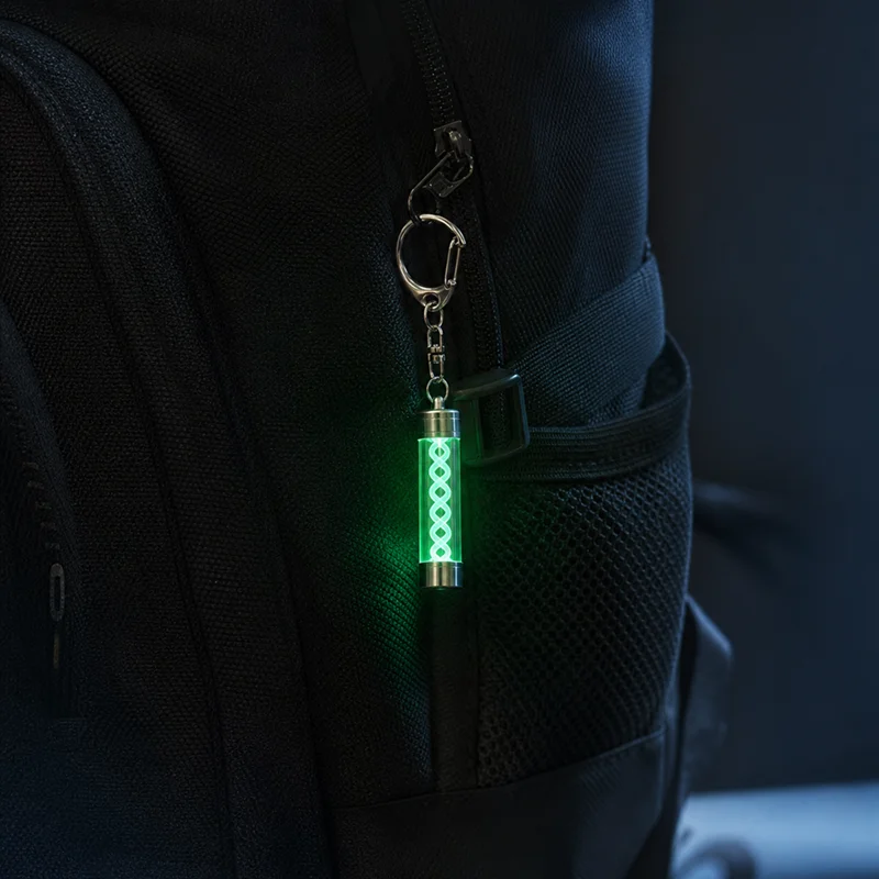 Llavero luminoso tubular para mochila y ropa