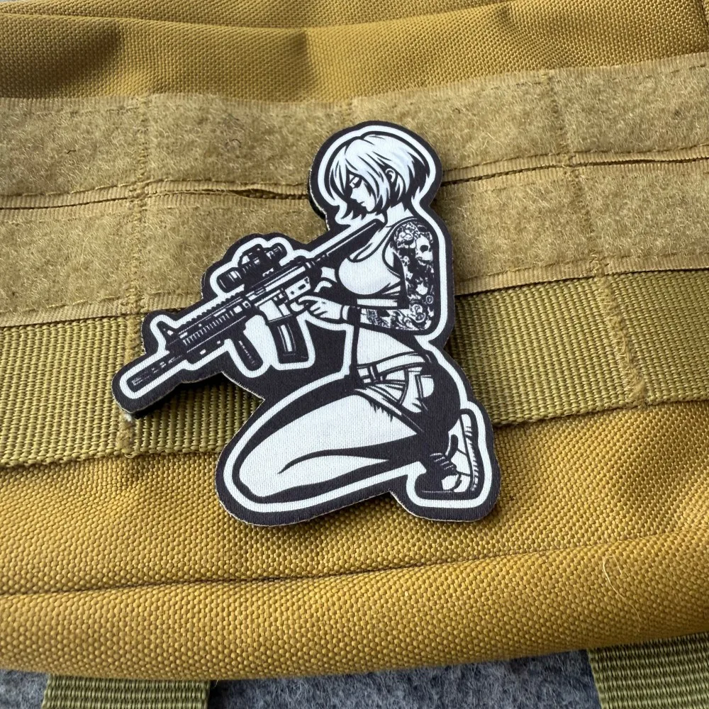 Parche Táctico Chica Tatuada – Insignia Gancho y Bucle para Mochila Militar - imagen 2