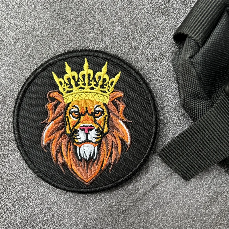Parche de león coronado colocado en mochila táctica
