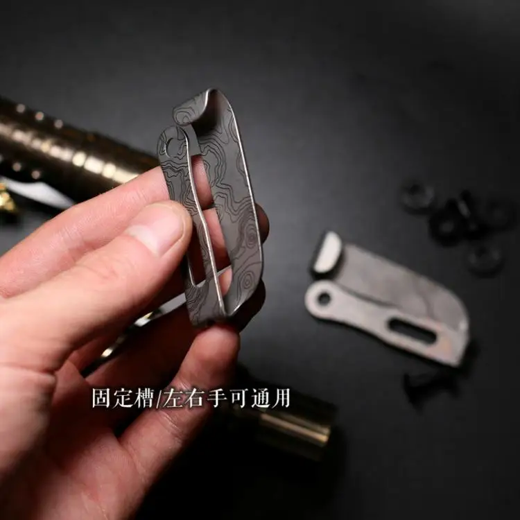 Clip protector con diseño topográfico