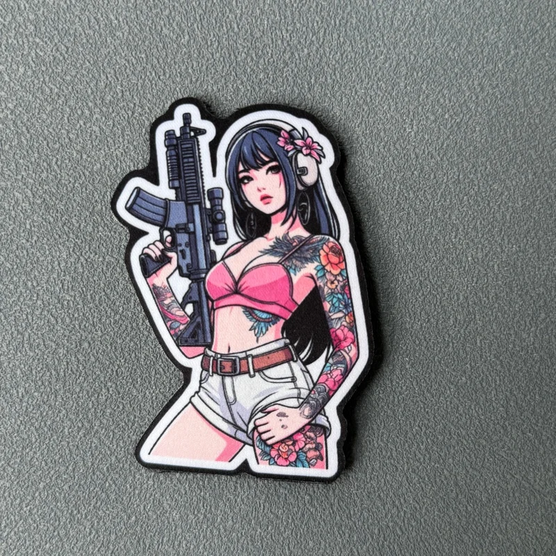 Detalle de un parche táctico decorativo para personalizar accesorios