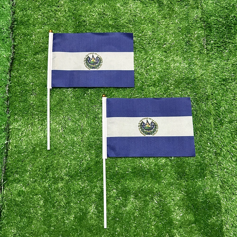 Bandera de mano El Salvador con asta de plástico para desfile - imagen 4