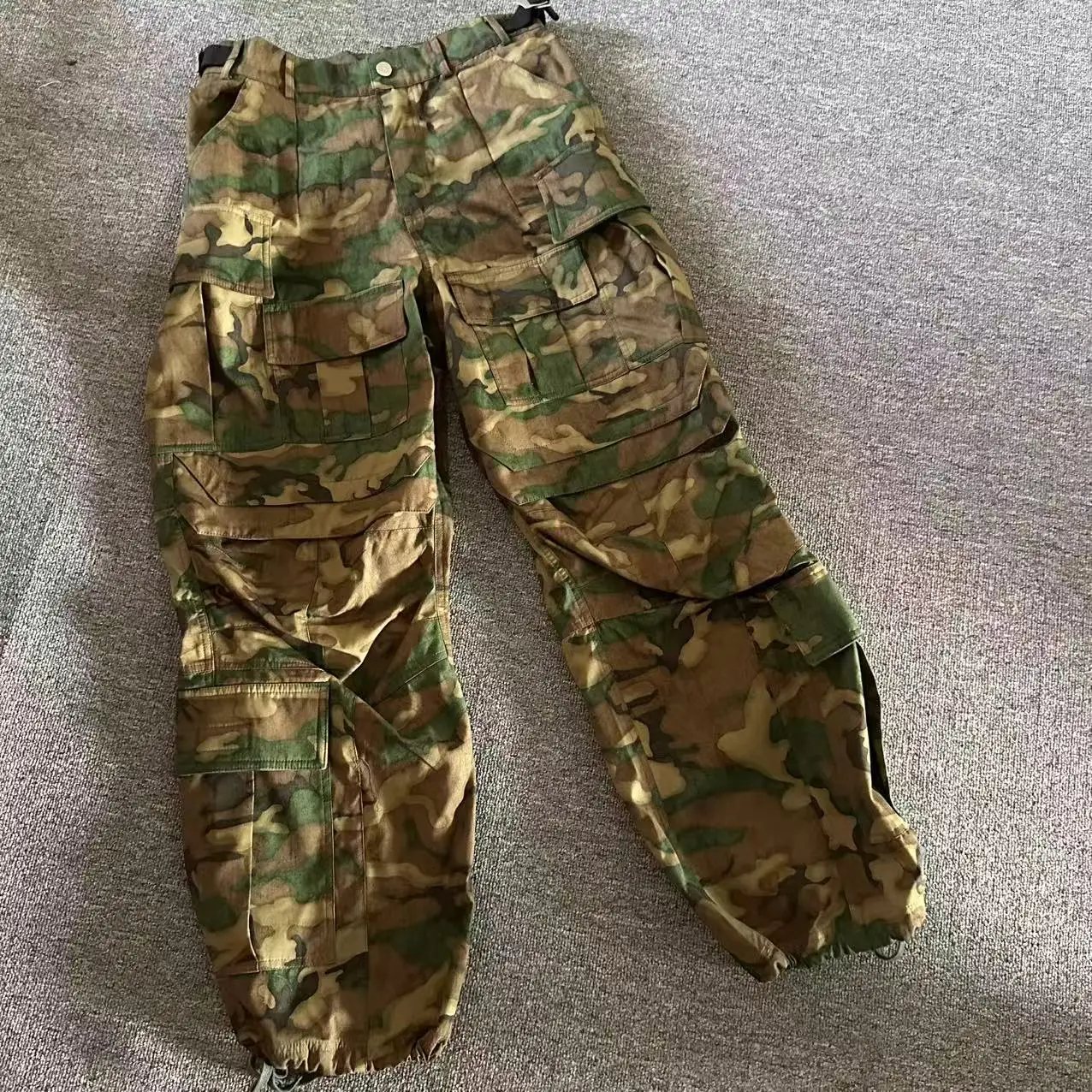 Detalle del diseño de los pantalones cargo de camuflaje