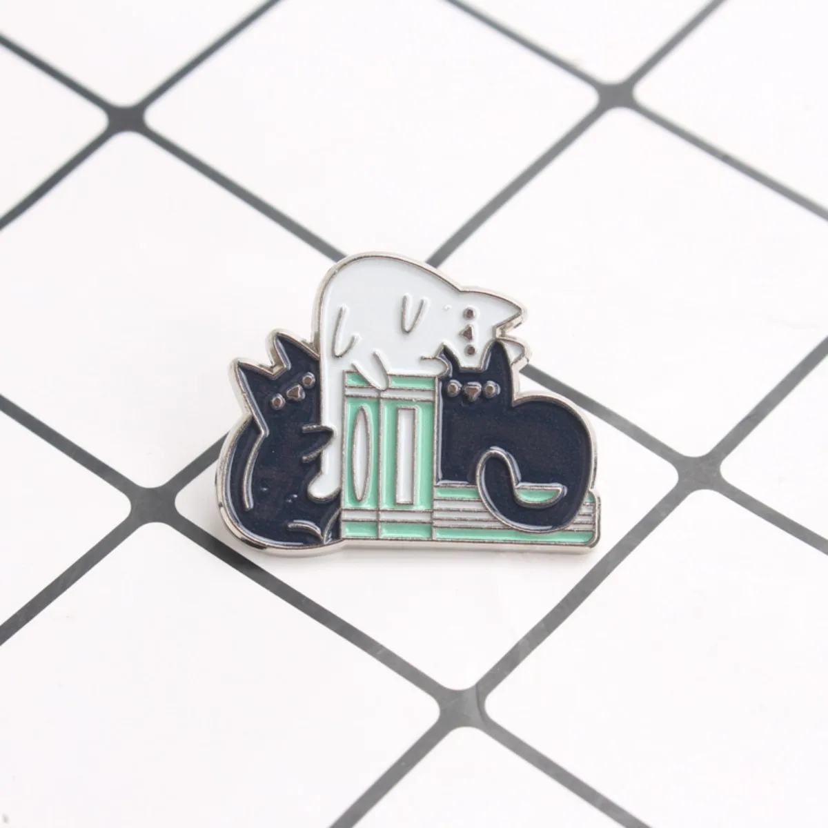 Broche vintage gato y libro – accesorio encantador para leer