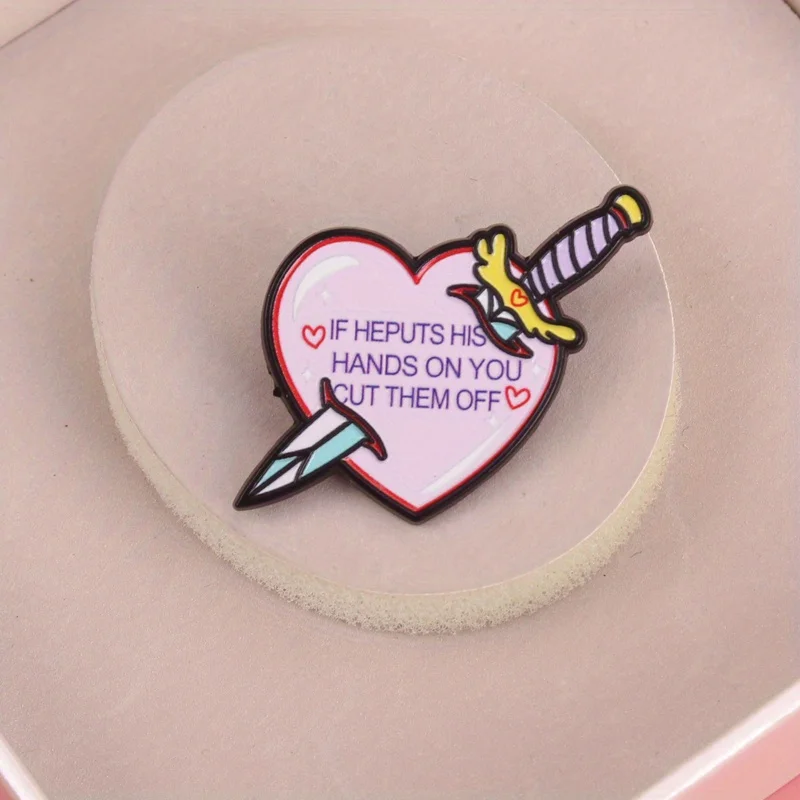 Pin esmaltado corazón y daga – Broche táctico para ropa - imagen 3