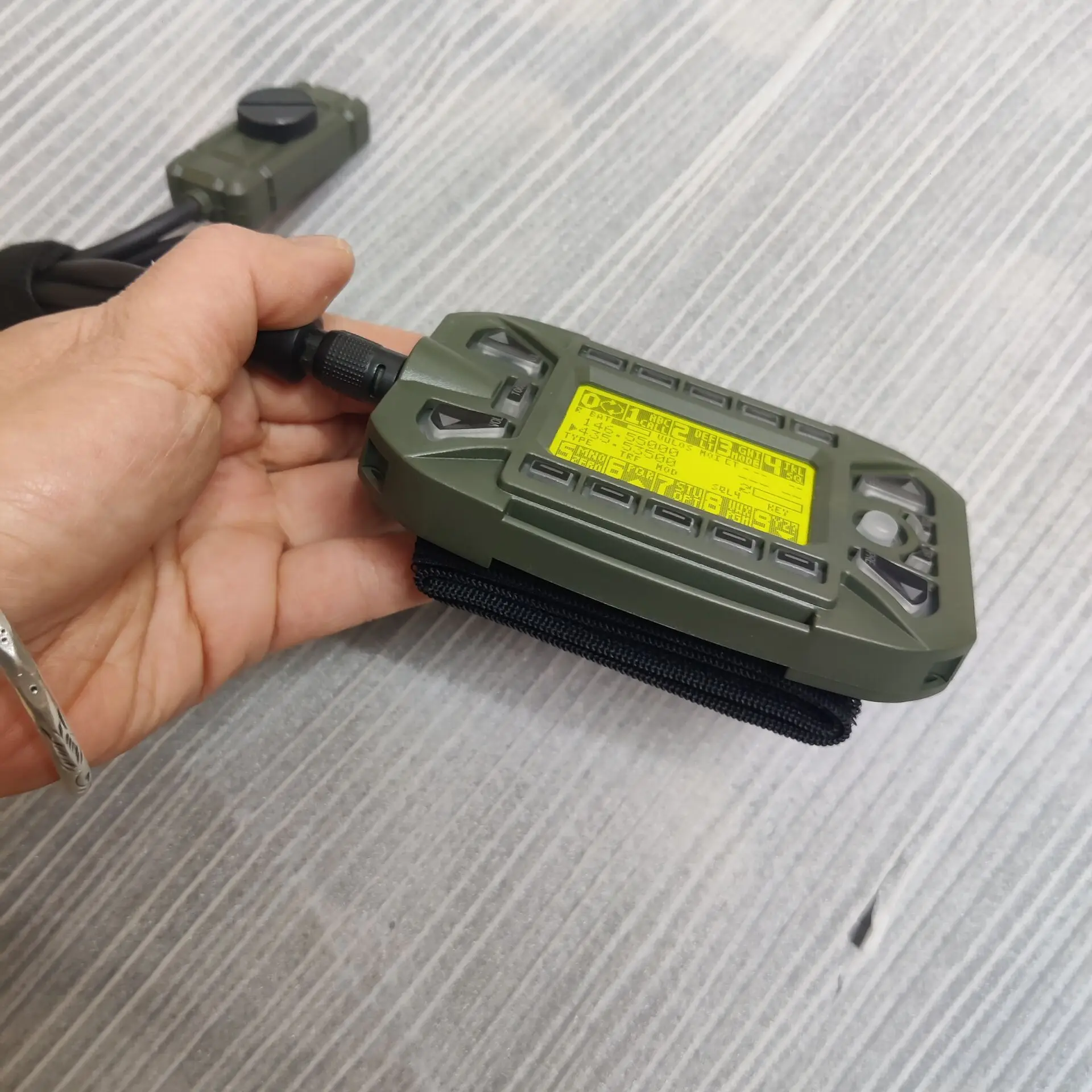 Controlador walkie-talkie táctico PRC152 KDU ficticio para cosplay - imagen 2
