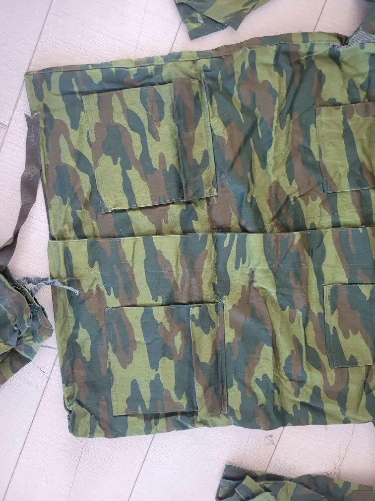 Vista frontal del traje de camuflaje ruso