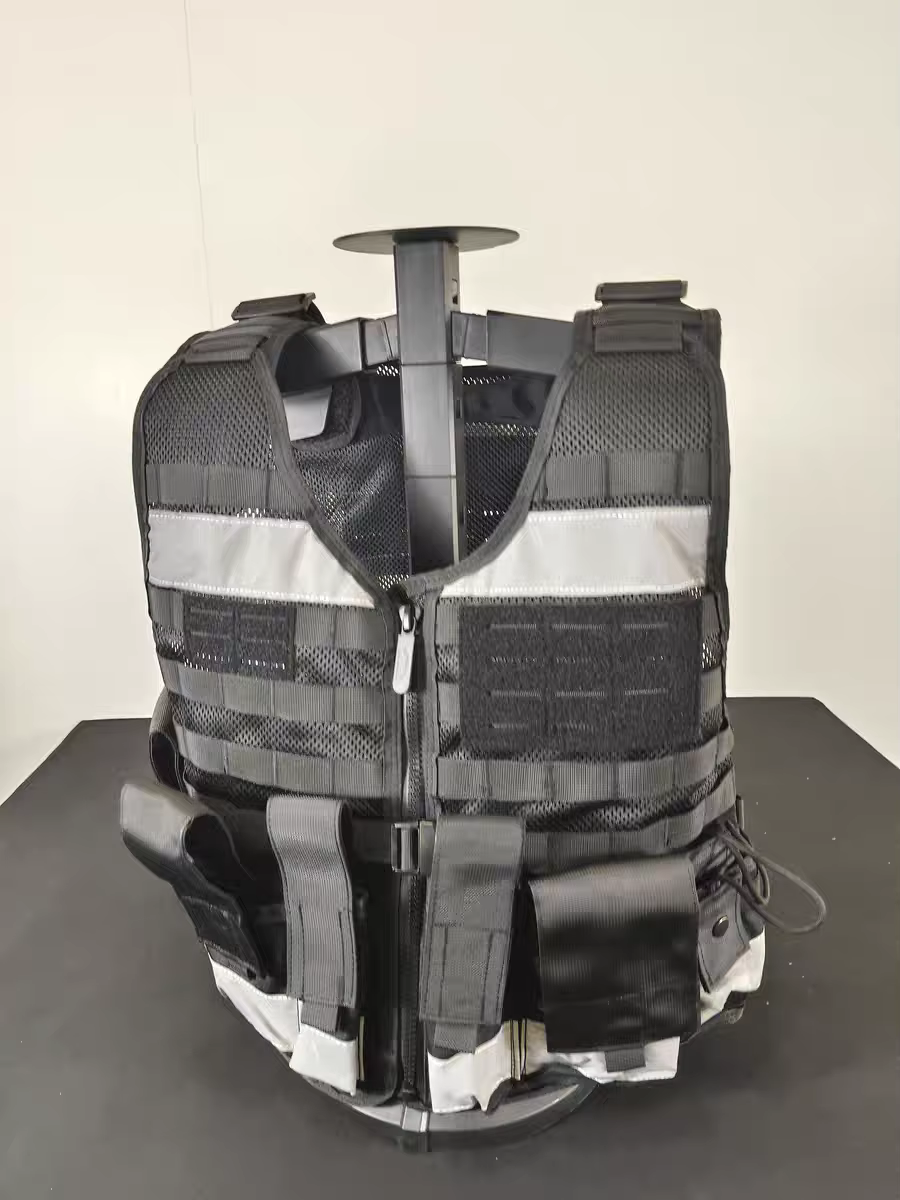 Chaleco táctico negro equipado con bolsillos portaaccesorios