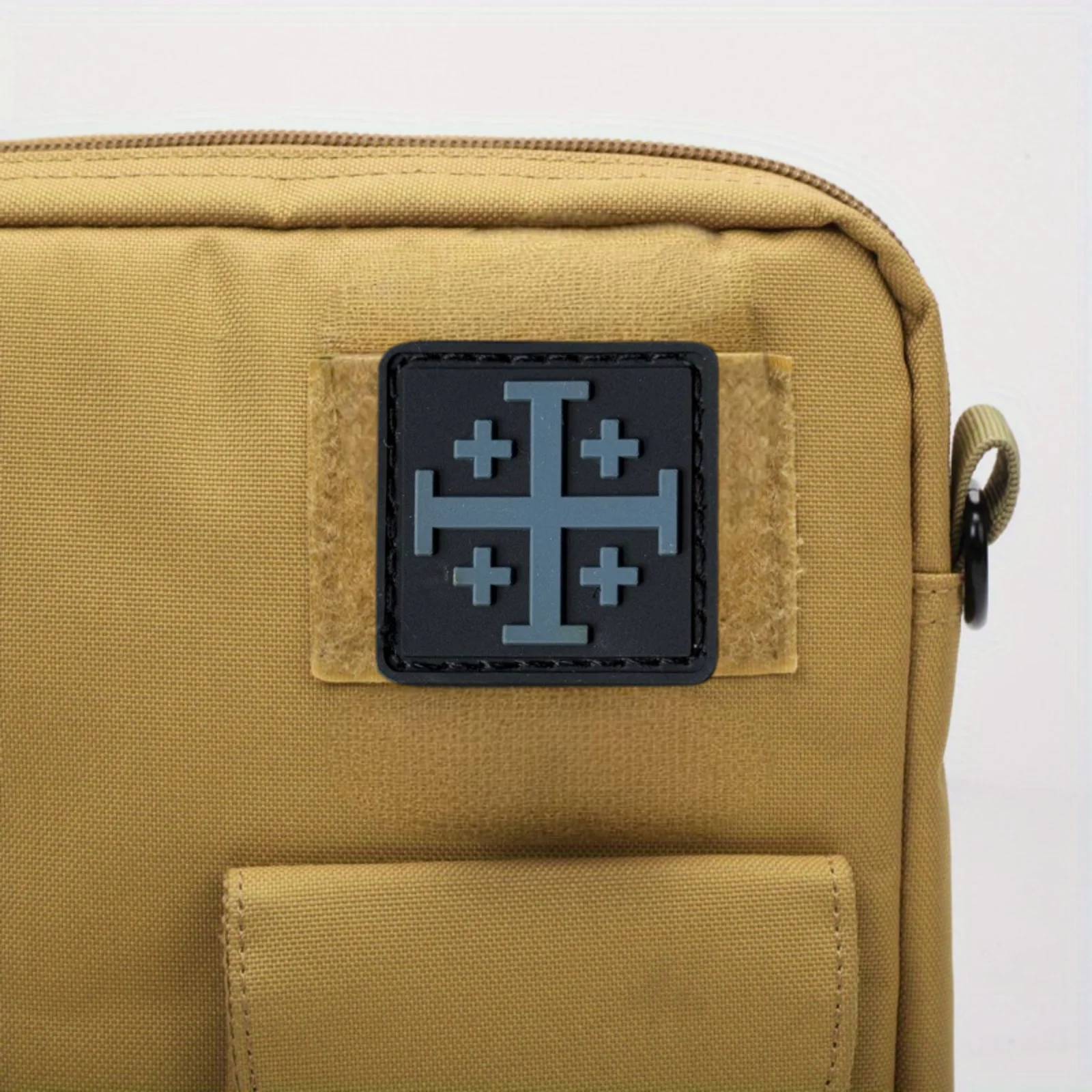 Parche PVC Cruz de Jerusalén con Velcro – Insignia táctica - imagen 3