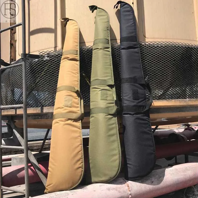 Detalle de los compartimentos y cremalleras de la bolsa táctica