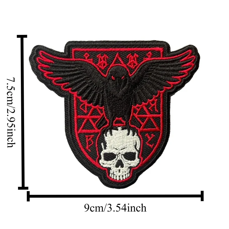 Parche táctico bordado calavera cuervo runas rojas con velcro