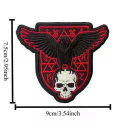 Parche táctico bordado calavera cuervo runas rojas con velcro