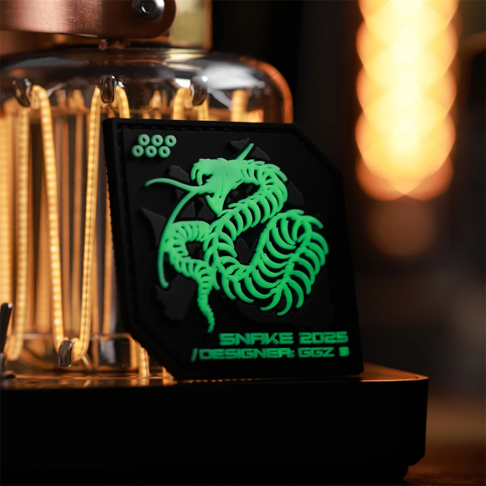 Parche táctico nocturno esqueleto serpiente – Goma luminoso para equipamiento