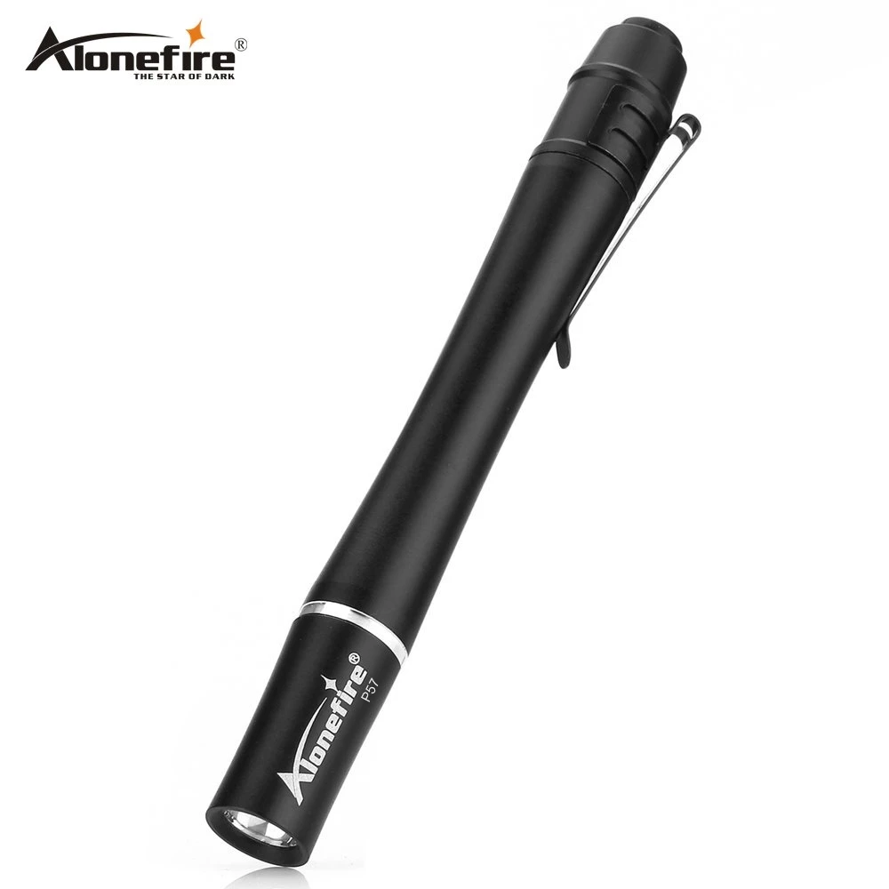 Mini linterna LED Alonefire P57 en mano