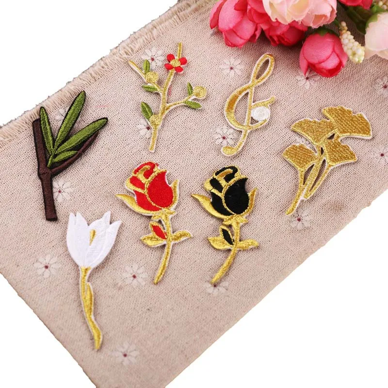 Parche bordado para planchar lirio floral hilo dorado rosa y negro - imagen 4