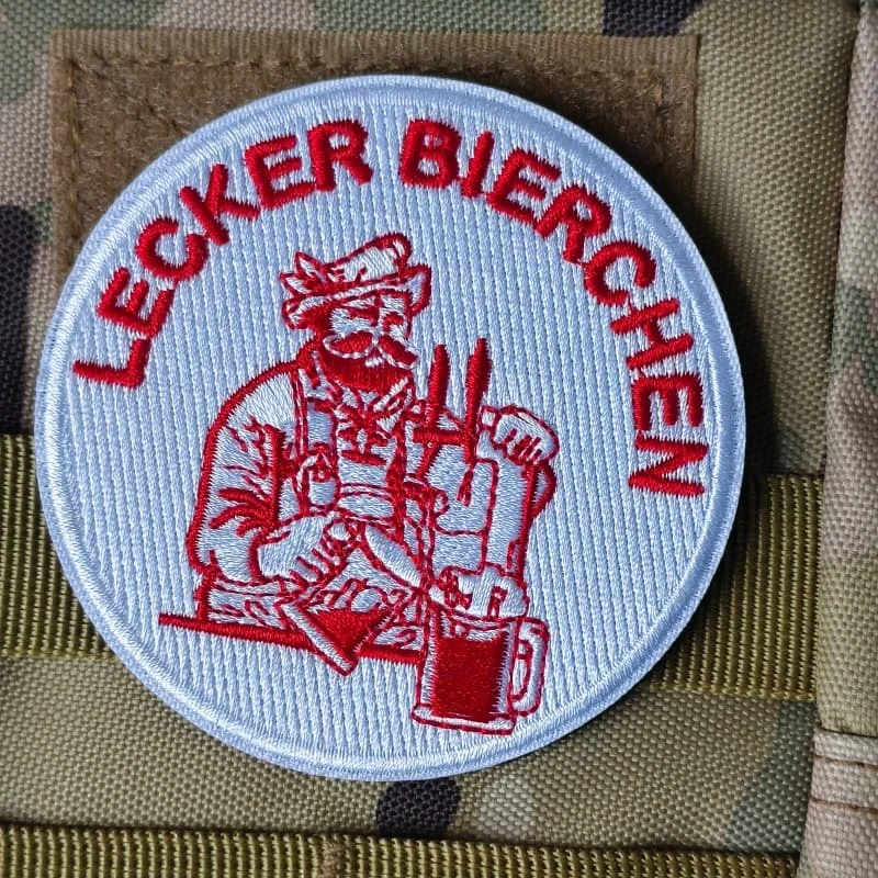 Parche táctico bordado Lecker Bierchen con velcro para mochila - imagen 5