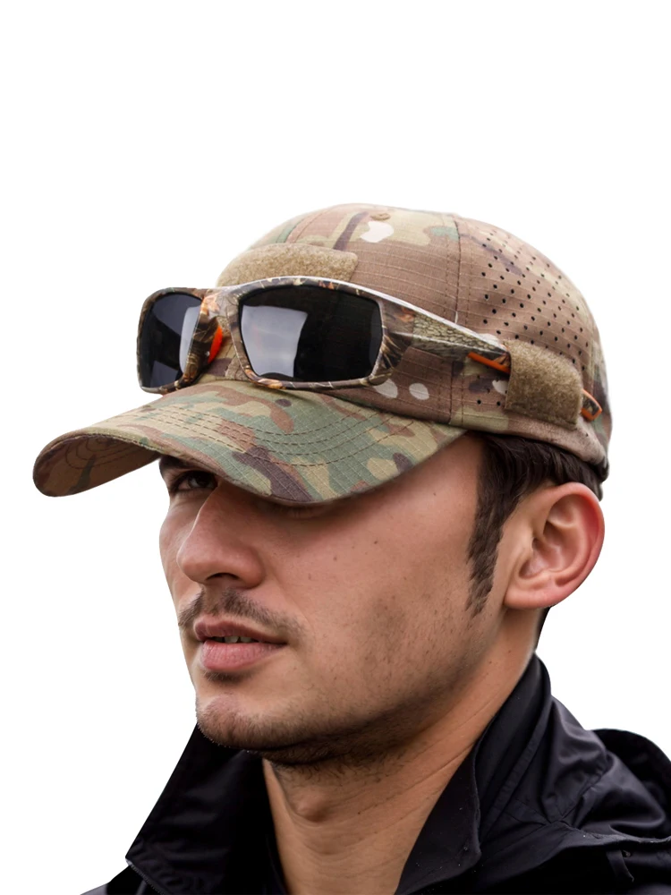 Gorra camuflaje en exterior