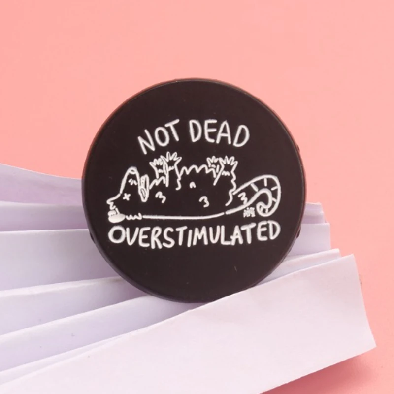 Pin esmaltado salud mental vintage – Broche humorístico para solapa - imagen 5