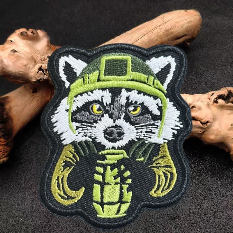Parche táctico bordado mapache con velcro para casco y chaleco - imagen 3