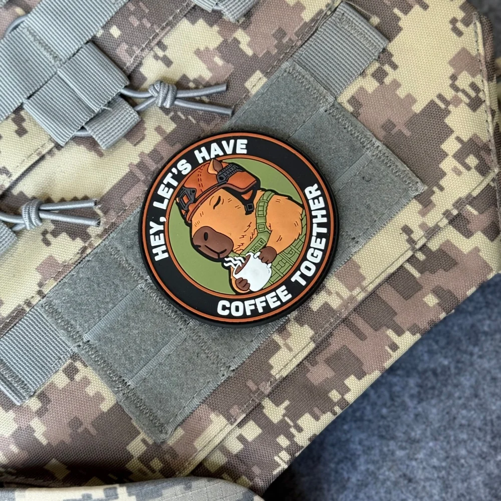 Parche táctico moral capibara café juntos PVC con velcro - imagen 4