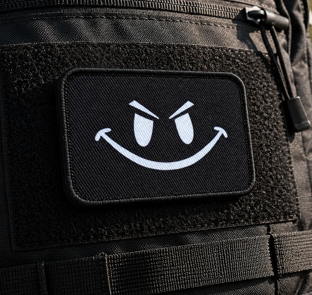 Parche táctico bordado cara sonriente malvada meme con velcro - imagen 4