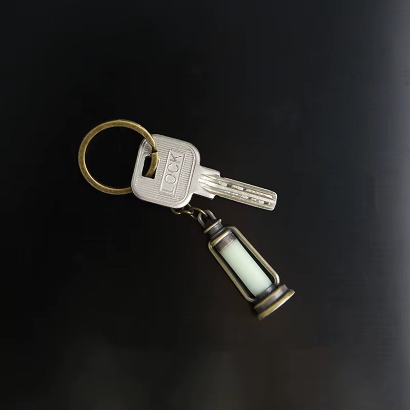 Llavero táctico LED con luz potente para uso nocturno - imagen 2
