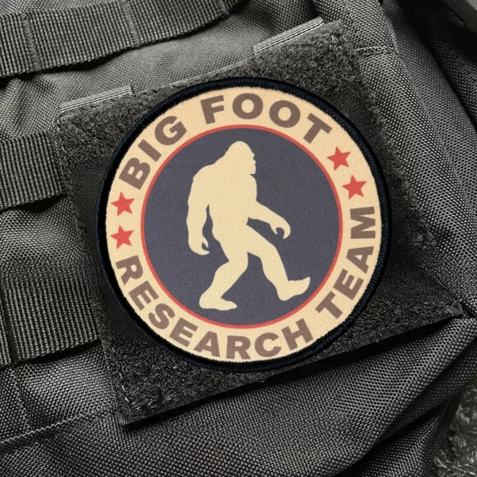 Parche táctico de huella Bigfoot con velcro para mochila - imagen 3