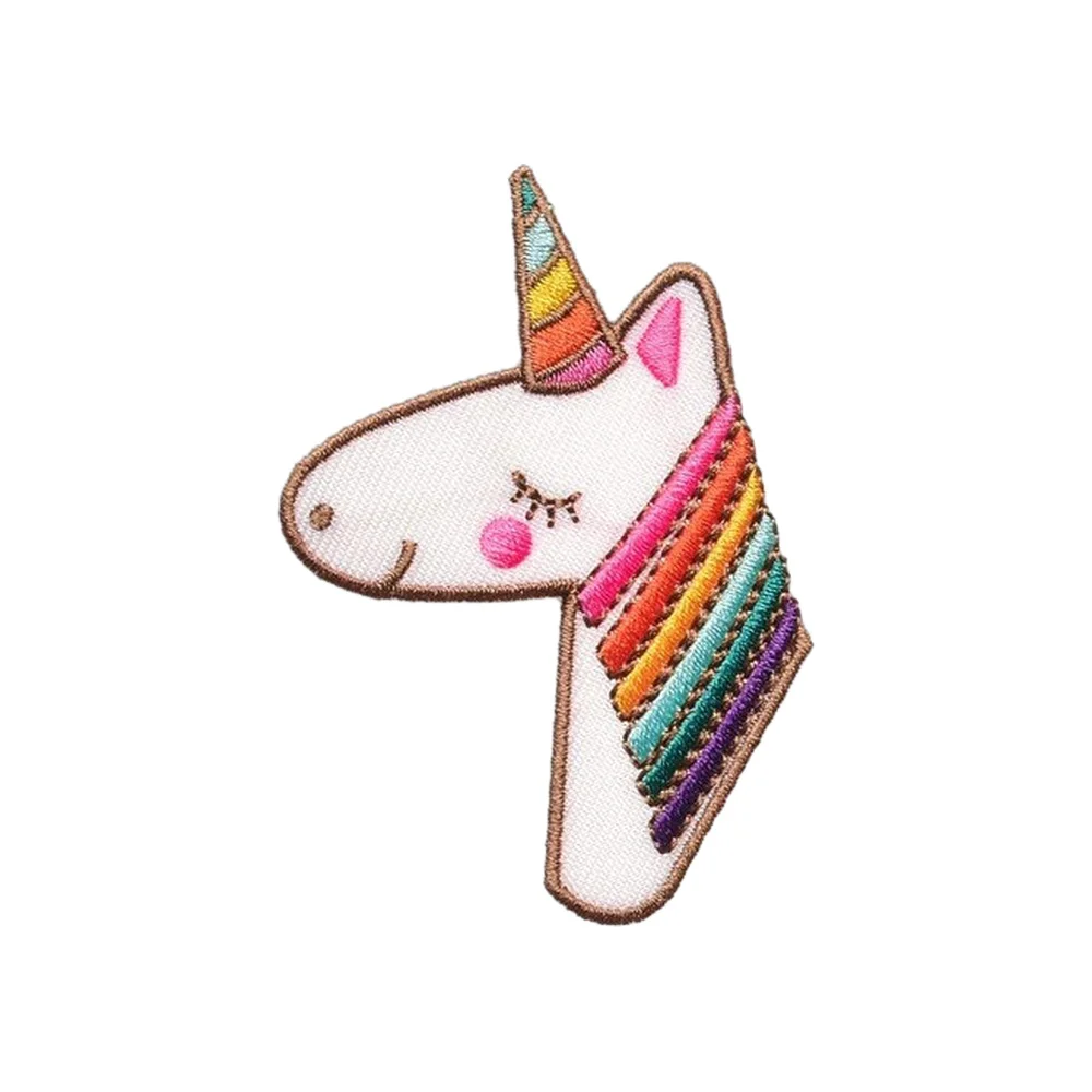Unicornio bordado en parche de velcro mostrando detalles de colores pastel y bordado fino