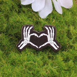 Broche esmaltado manos de esqueleto estilo clásico infantil