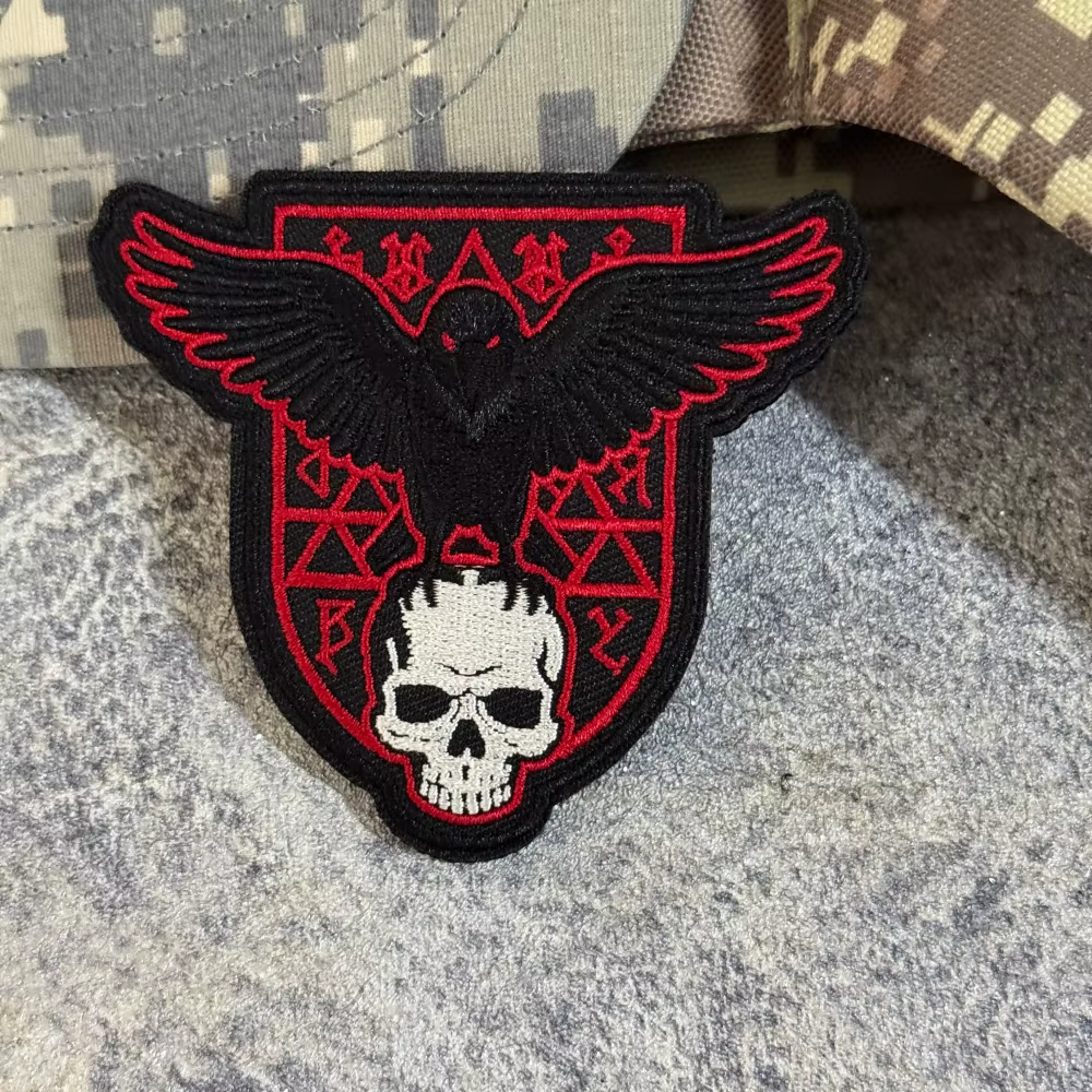 Parche bordado cuervo vikingo runas nórdicas calavera Odín, escudo - imagen 4