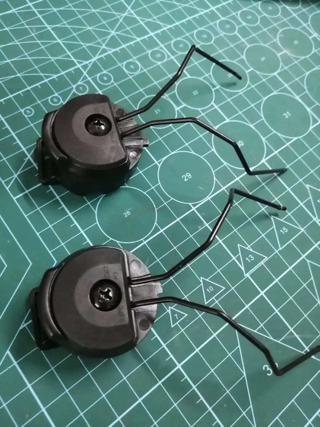 Soporte de montaje para casco de auriculares tácticos con clip - imagen 2
