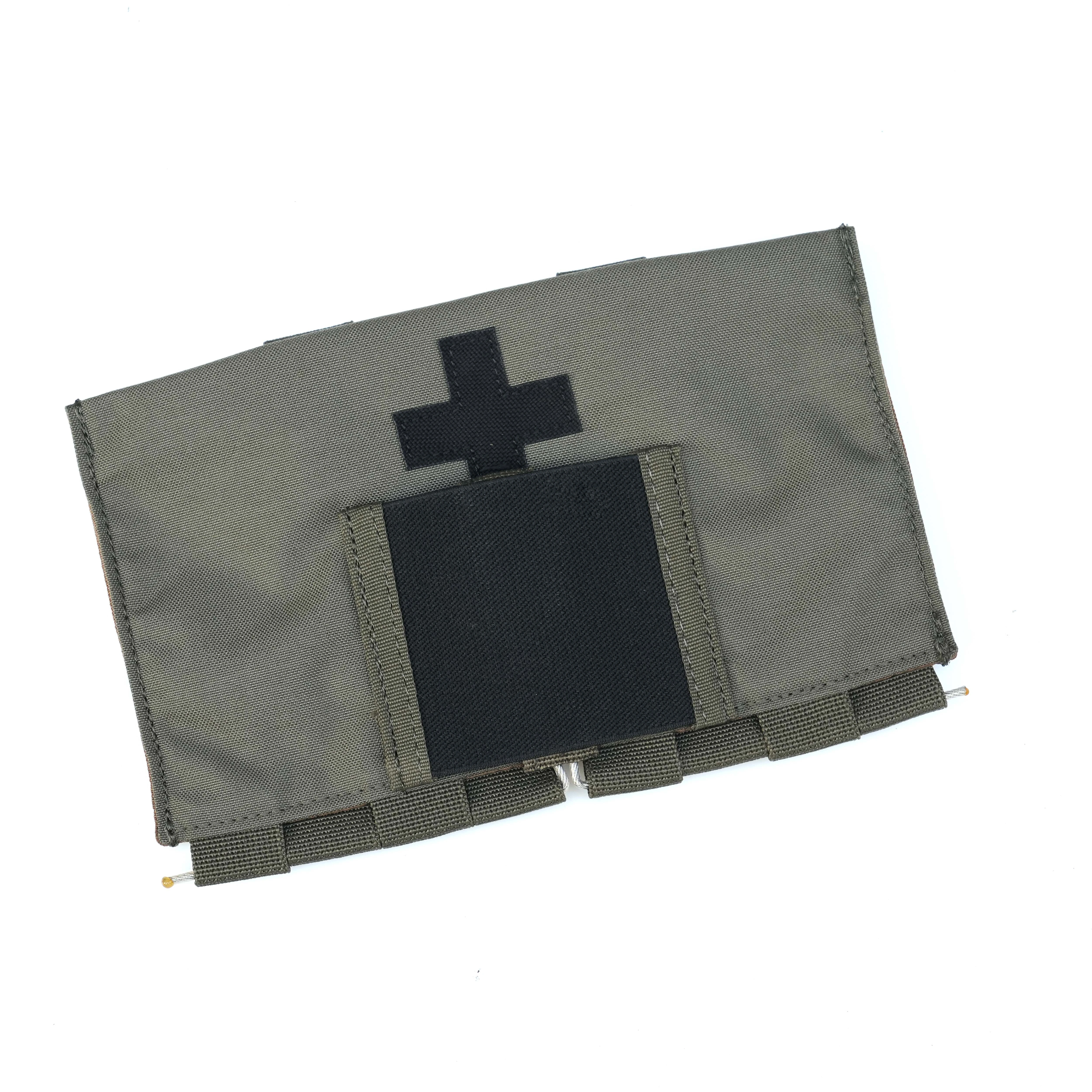 Vista frontal de la bolsa médica táctica SMTP P908 en patrón Multicam AOR1