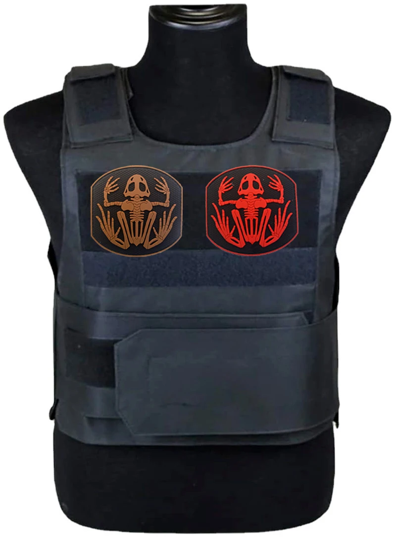 Vista frontal del parche con diseño de rana de hueso