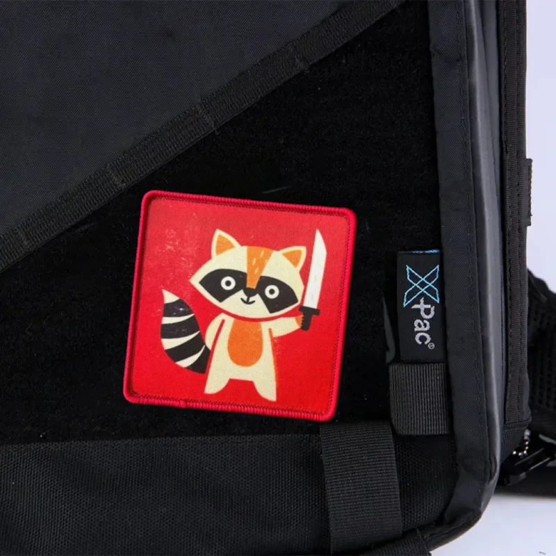 Detalle del diseño impreso del parche de mapache