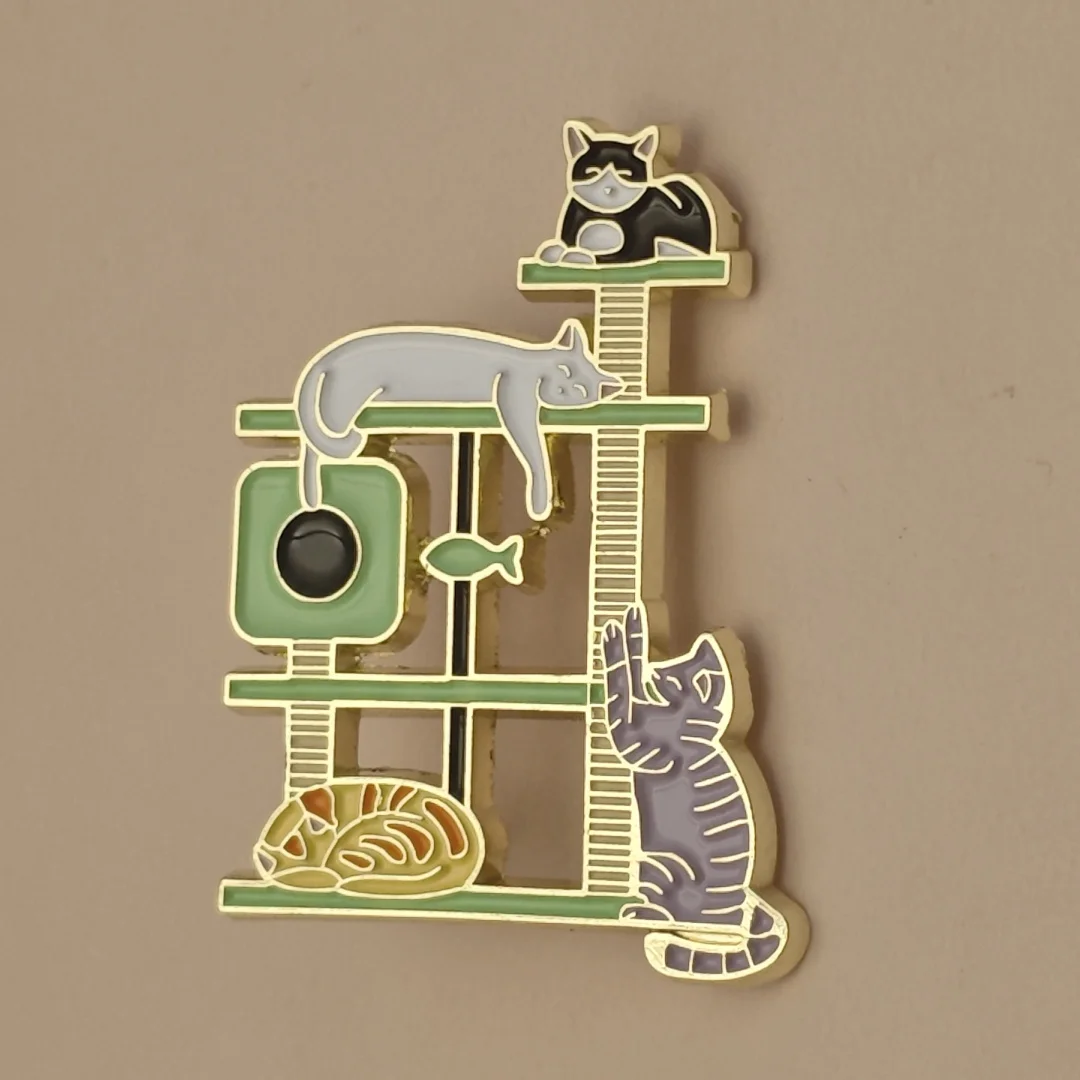 Motivo de gato sobre árbol