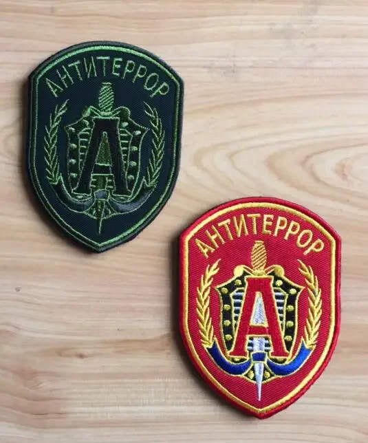 Insignia bordada y sistema de gancho y bucle