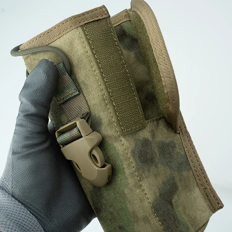 Detalle de correas y hebillas de la bolsa MOLLE
