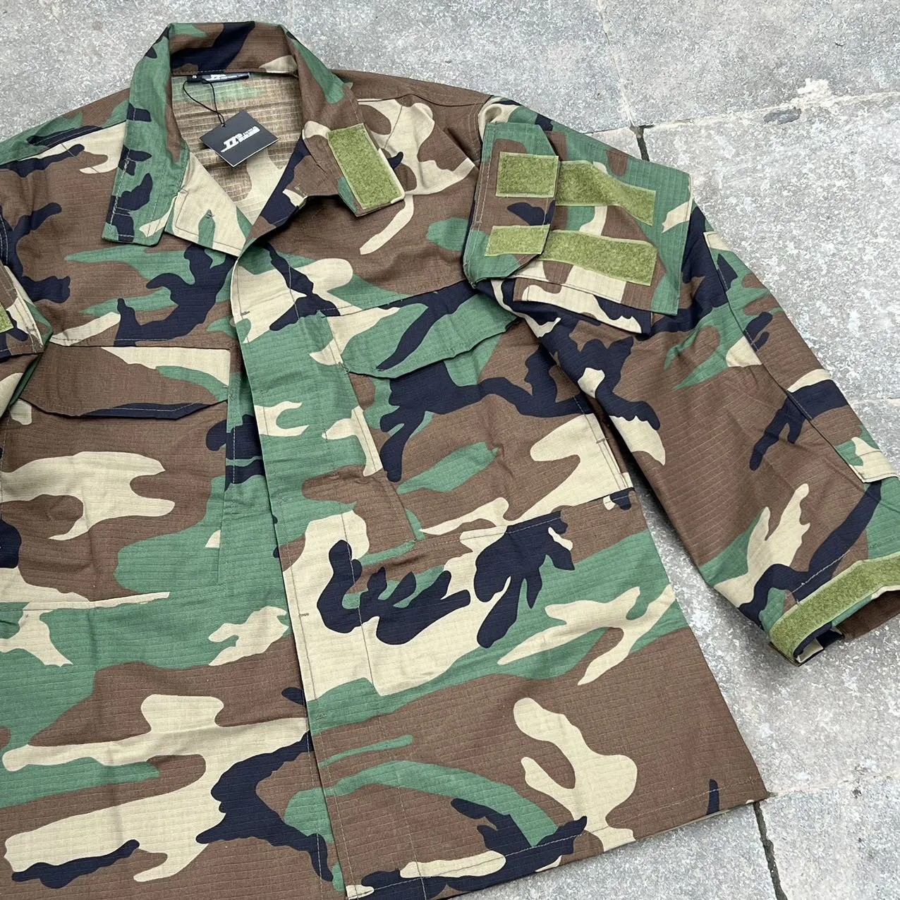 Detalle del camuflaje de rayas de tigre del desierto