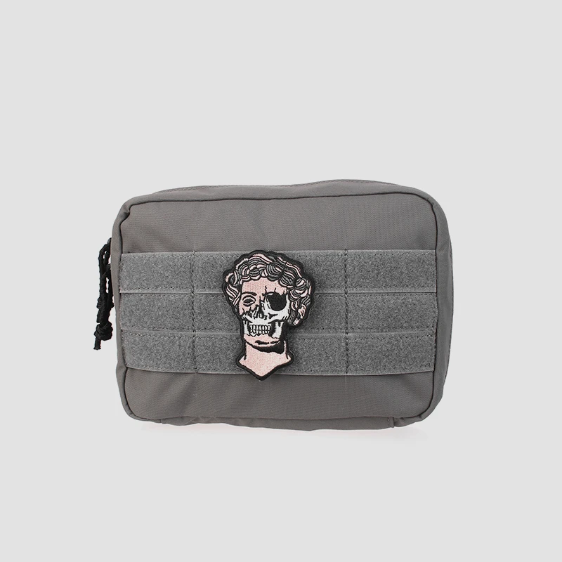 Una bolsa gris con un cráneo